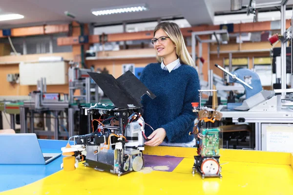 Ung Attraktiv Kvinna Ingenjör Som Arbetar Robotics Projekt — Stockfoto