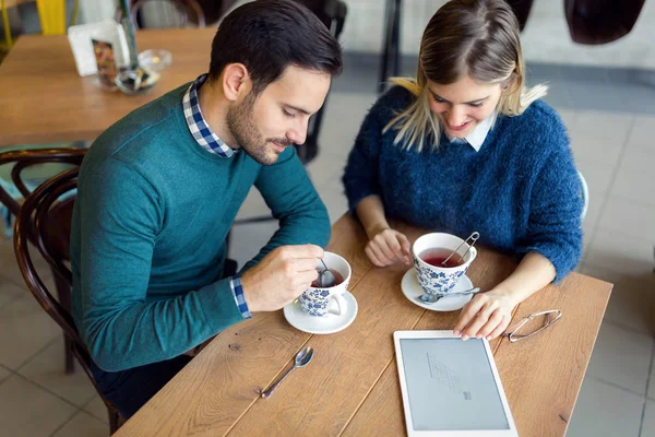 Junges Attraktives Paar Nutzt Digitales Tablet Coffeeshop — Stockfoto