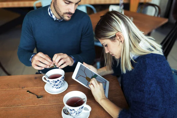 Молодая Привлекательная Пара Цифровым Планшетом Кафе — стоковое фото
