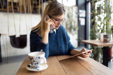 Evet ve tablet kafede kullanma genç kadın