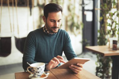 delikanlı öğrenci kafede tablet bilgisayar kullanma