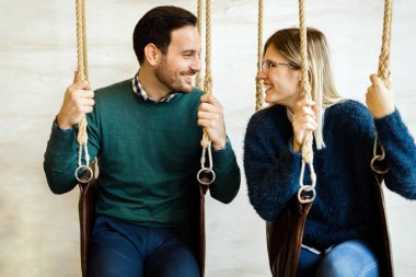 Mutlu çekici genç çift salıncak kafede oturan tarihte