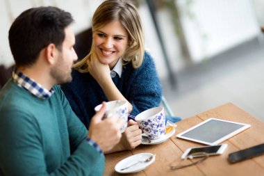 Kahve Dükkanı'tarihte mutlu çekici genç çift