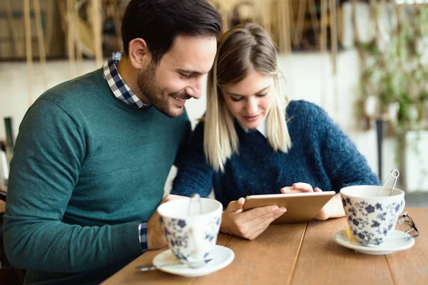 Joven Pareja Atractiva Usando Tableta Digital Cafetería —  Fotos de Stock