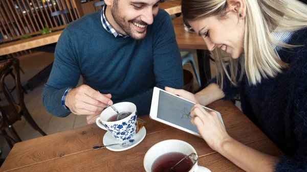 Joven Pareja Atractiva Usando Tableta Digital Cafetería —  Fotos de Stock