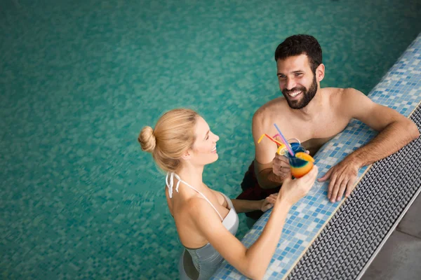 Alegre Pareja Feliz Disfrutando Juntos Piscina Centro Spa — Foto de Stock