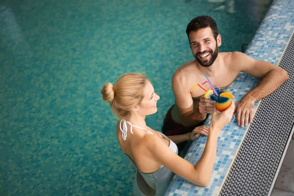 Alegre Pareja Feliz Disfrutando Juntos Piscina Centro Spa — Foto de Stock