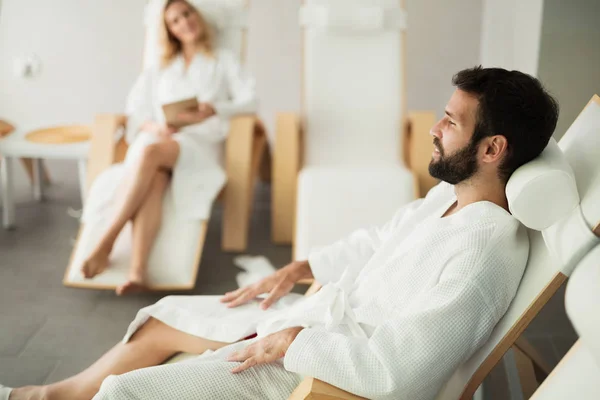 Hermosa Mujer Hombre Guapo Relajarse Centro Spa Juntos — Foto de Stock