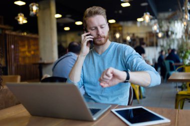 Telefon görüşmesi kafede sahip genç yakışıklı adam