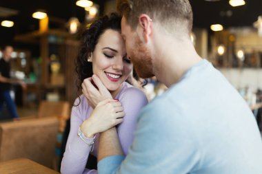 Tarihte kafede romantik kez sahip genç mutlu çift