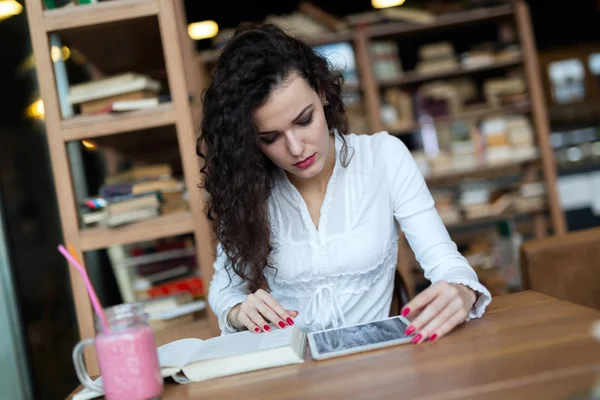 Junge Attraktive Frau Nutzt Digitales Tablet Café — Stockfoto