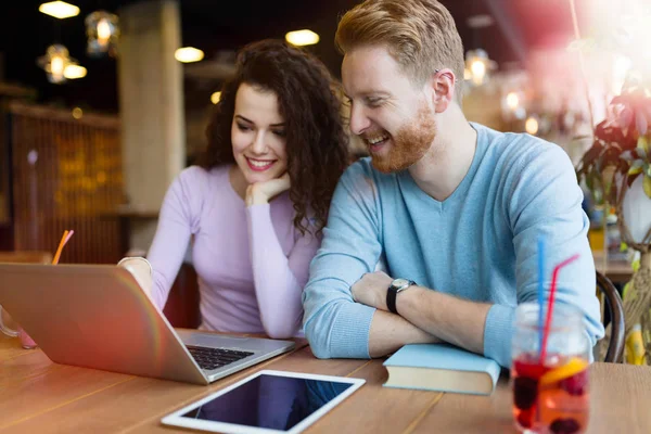 Feliz Jovem Casal Passar Tempo Café Trabalhando Laptop — Fotografia de Stock