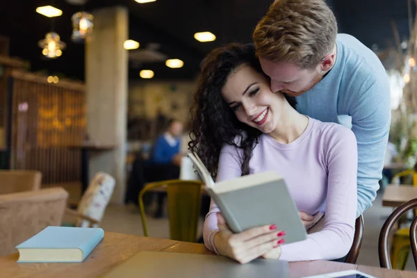 Glückliches Junges Paar Beim Gemeinsamen Spaß Kaffeehaus — Stockfoto