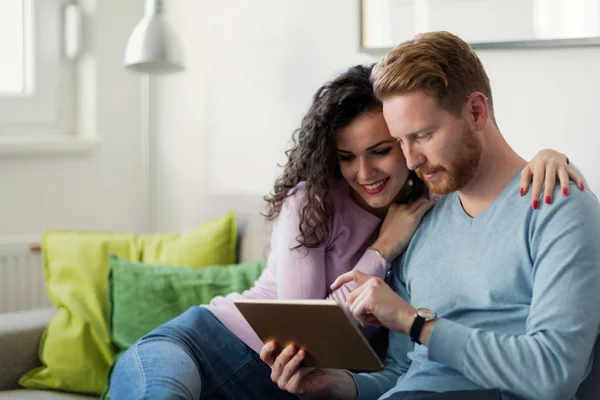 Jonge Gelukkige Paar Met Behulp Van Digitale Tablet Thuis — Stockfoto