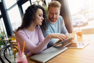 Kitap okuma ve konuşuyor genç çekici öğrenci portresi