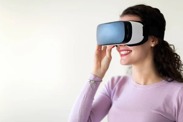 Schöne Junge Frau Versucht Virtual Reality Brille Hause — Stockfoto