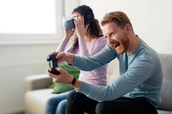 Jovem Casal Feliz Jogando Jogos Vídeo Com Fones Ouvido Realidade — Fotografia de Stock