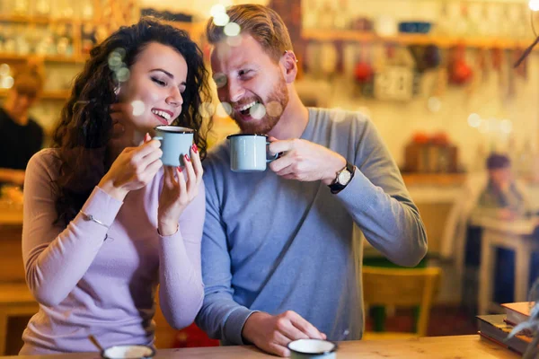 Романтическая Счастливая Пара Встречающаяся Кафе — стоковое фото