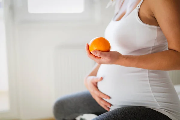 妊娠中の女性を大事に食べる健康食品の肖像画 — ストック写真