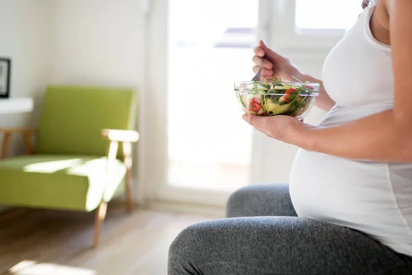 Porträtt Gravid Kvinna Hand Äta Hälsosam Mat — Stockfoto