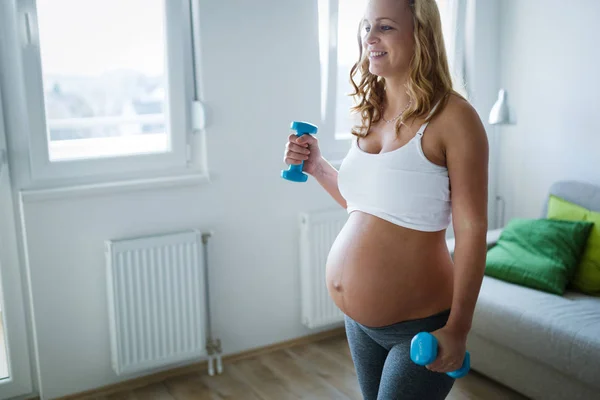 Aptidão Desportiva Mulher Grávida Fazendo Exercícios Casa — Fotografia de Stock