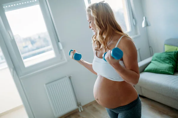 运动健身孕妇在家做运动 — 图库照片