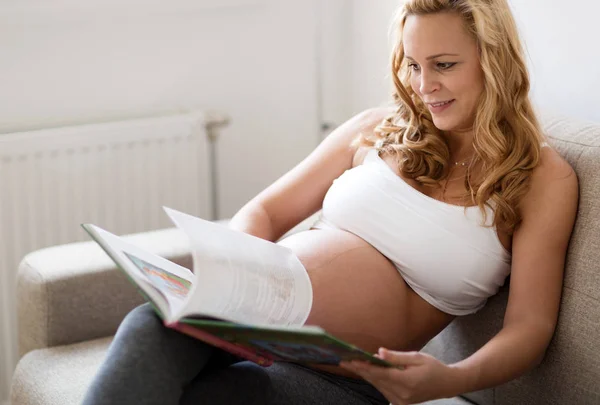 Schwangere Ruht Sich Hause Aus Und Liest Buch Auf Sofa — Stockfoto