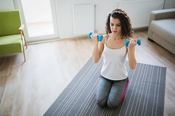 Junge Attraktive Sportlerin Macht Fitnessübungen Hause — Stockfoto