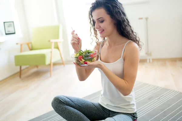 Fitness Jovem Mulher Comer Alimentos Saudáveis Após Treino — Fotografia de Stock