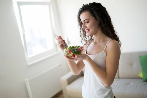Fitness Jeune Femme Manger Des Aliments Sains Après Entraînement — Photo