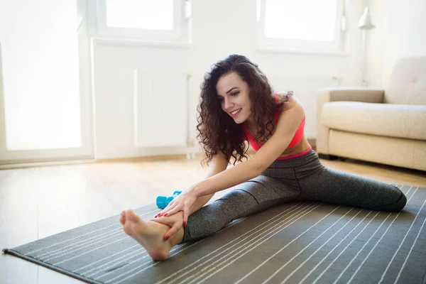 Jonge Aantrekkelijke Sportvrouw Fitness Oefeningen Thuis Doen — Stockfoto