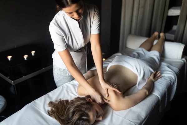 Mulher Jovem Saudável Salão Spa Terapia Massagem Tradicional Sueca Tratamentos — Fotografia de Stock