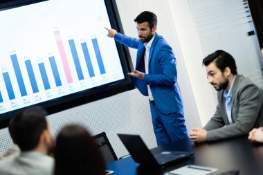 Konferans salonundaki seminere katılan işadamları resmini