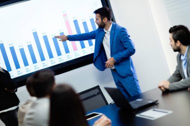 Konferans salonundaki seminere katılan işadamları resmini