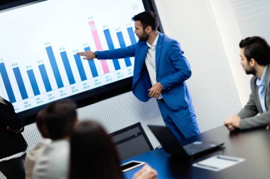 Konferans salonundaki seminere katılan işadamları resmini