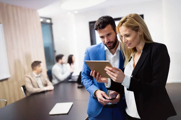 Joven Pareja Atractiva Negocios Utilizando Tableta Empresa — Foto de Stock