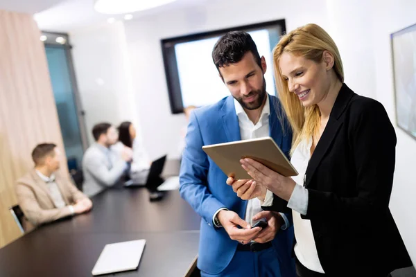 Jonge Aantrekkelijke Business Paar Met Behulp Van Tablet Hun Bedrijf — Stockfoto