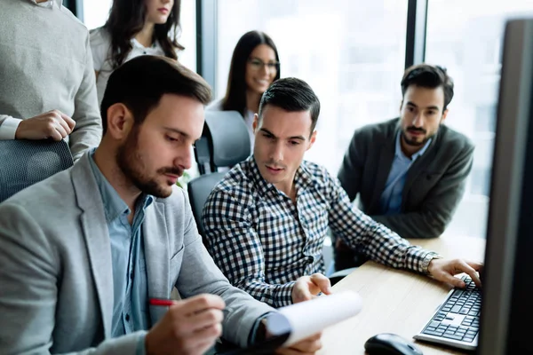 Jóvenes Empresarios Que Trabajan Informática Oficina Moderna — Foto de Stock