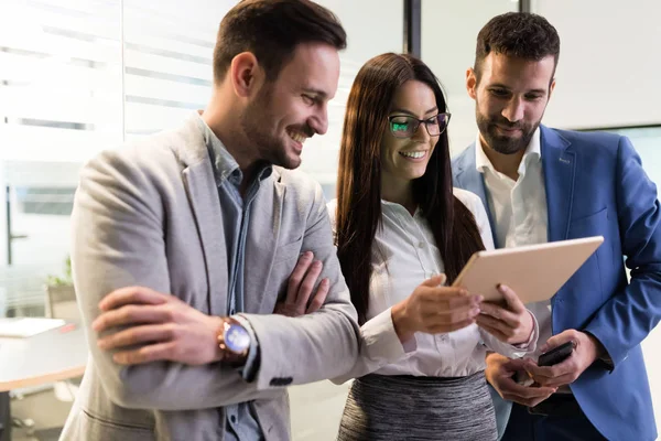 Empresarios Empresarias Que Utilizan Tableta Digital Oficina — Foto de Stock