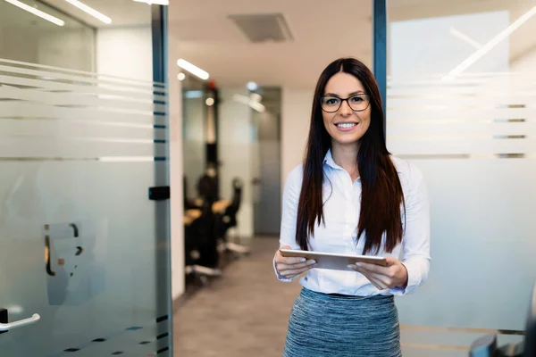 Portrait Successful Businesswoman Holding Digital Tablet Office — Stock Photo, Image