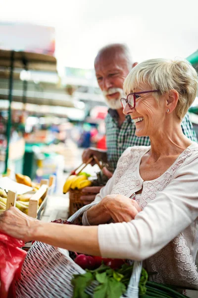 Imagine Unei Femei Fericite Vârstă Piață Cumpărând Legume — Fotografie, imagine de stoc