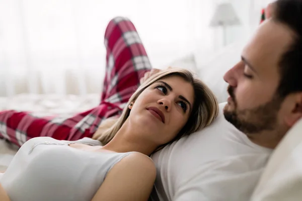 Unga Attraktiva Lyckliga Paret Har Romantisk Tid Sängen — Stockfoto
