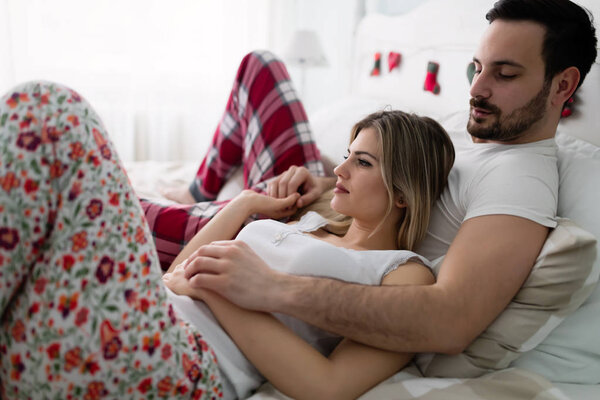 Молодая привлекательная счастливая пара, имеющая романтическое время в постели
