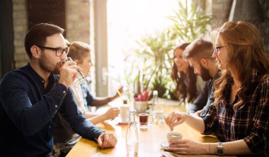 restoranda iş sosyalleşme üzerinden iş arkadaşları
