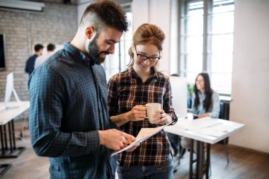 Genç Mimarlar ofiste tartışma portresi