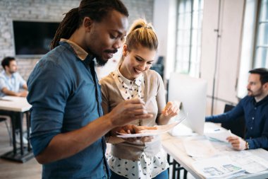 Genç Mimarlar ofiste tartışma portresi