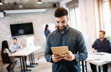 Genç yakışıklı mimar dijital tablet kullanma office