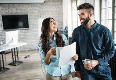 Genç Mimarlar ofiste tartışma portresi