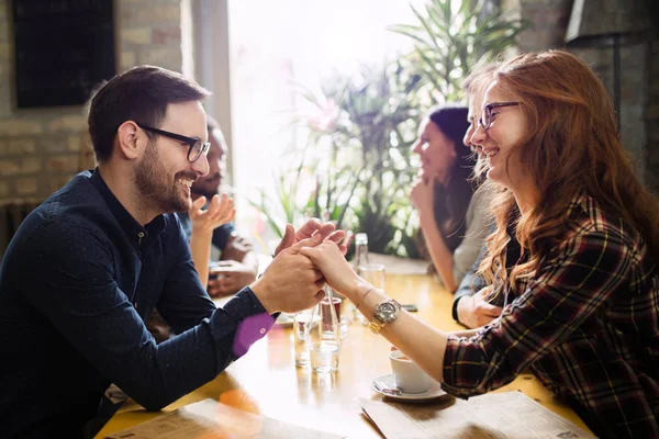 Collègues de travail socialiser dans le restaurant — Photo