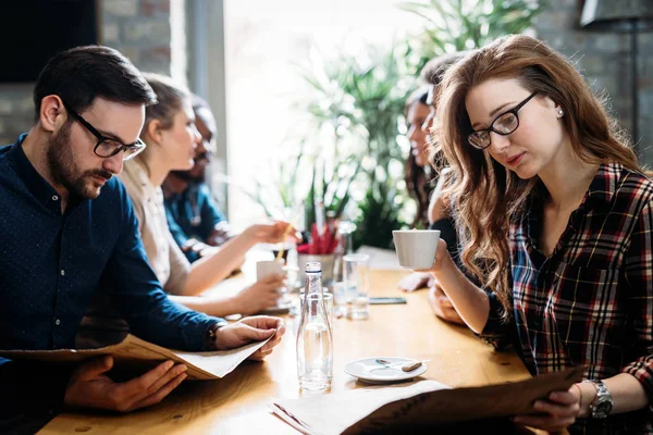 Colegas de trabalho socialização em restaurante — Fotografia de Stock